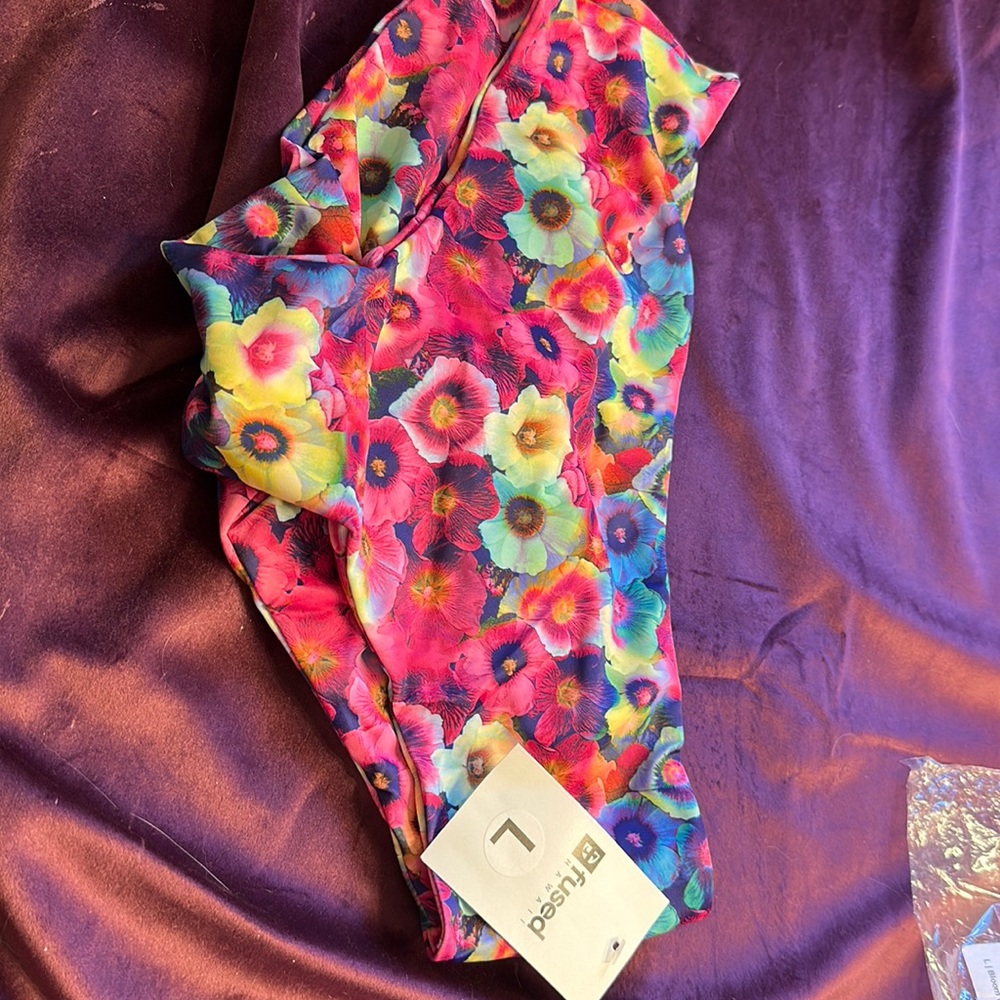 Nwt large Kona bottoms print bloom within